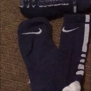 4 pair of navy Nike elite socks